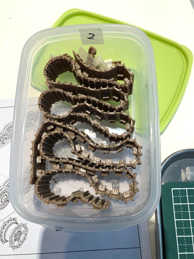 部品を入れるタッパー