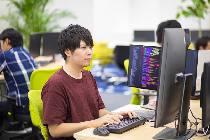 【社員インタビュー#10】“若手”という言葉に甘えない。企業と共に成長する若手エンジニアのあゆみのアイキャッチ