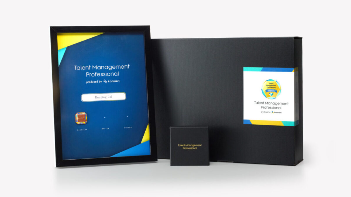 画像：認定バッジと表彰盾