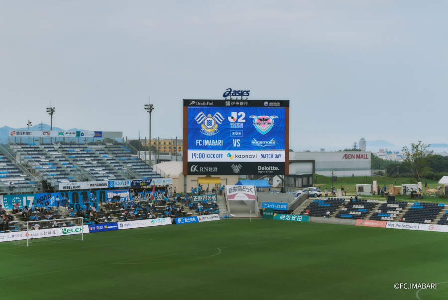 試合情報が表示されている電光掲示板の写真